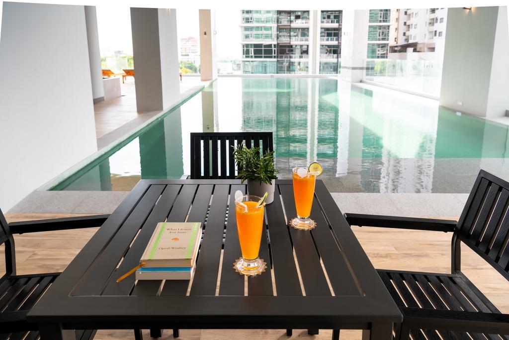 Jasmine 59 Hotel Bangkok Exterior photo A poolside table and chairs