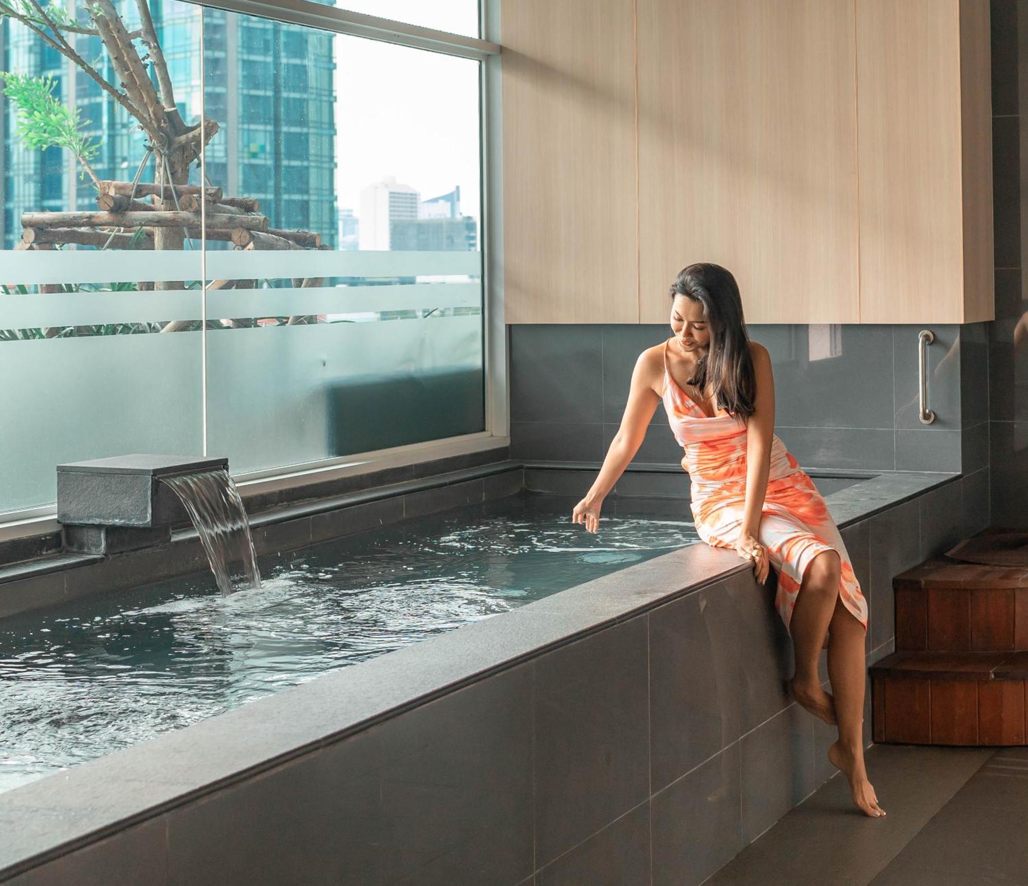 Jasmine 59 Hotel Bangkok Exterior photo A woman in a modern onsen